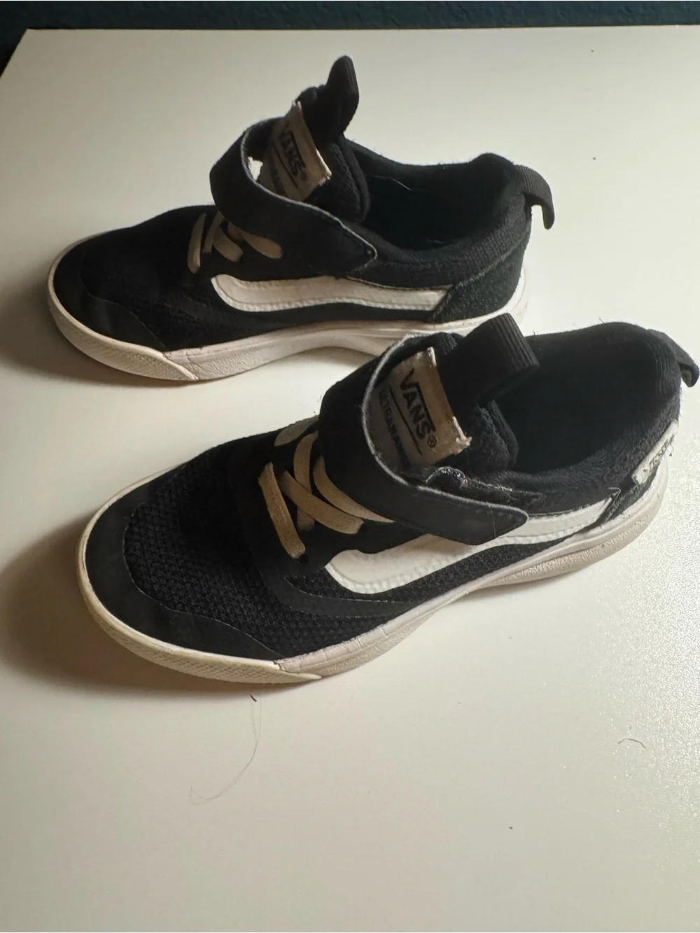 Vans Kids' Black and White Ultrarange Sneakers sz 11
